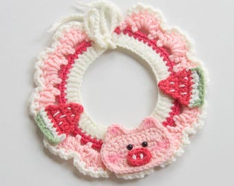 Lindo collar de ganchillo con diseño de cerdito y sandía para gatos y perros pequeños, accesorio de ropa único y adorable hecho a mano para gatitos y cachorros, regalo creativo y divertido para mascotas.