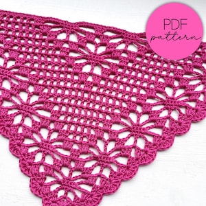 Puede incluir: Primer plano de un chal de ganchillo magenta con un patrón floral y bordes festoneados. Las palabras "PDF pattern" están en un círculo rosa en la esquina superior derecha. El chal está hecho a mano y tiene un diseño abierto y de encaje.