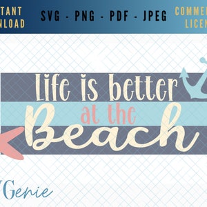 Könnte beinhalten: Ein blaues und weiß gestreiftes Schild mit dem Text "Life is better at the beach" in weißer Schrift. Links neben dem Schild befindet sich ein rosa Seestern und rechts ein blauer Anker. Der Text "SVG Genie" befindet sich am unteren Rand des Bildes.