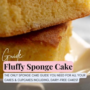 Pode incluir: Close-up de duas fatias de bolo esponjoso fofo, mostrando uma cor amarelo claro e uma textura porosa. A imagem inclui o texto "Guide: Fluffy Sponge Cake" e menciona um guia para bolos e cupcakes.