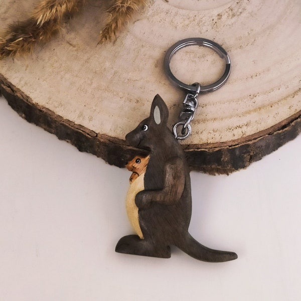 Känguru Schlüsselanhänger mit Beutelbaby | Australisches Wildtier | Handbemalt | Australien Geschenk | Holz Känguru