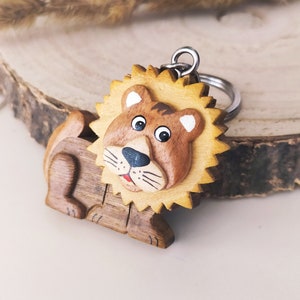 Pendentif Lion en bois | Pendentif en bois | Pendentif animalier en bois | Porte-clés Lion | Cadeau en bois | Cadeau Lion | Cadeau de fan de Lion