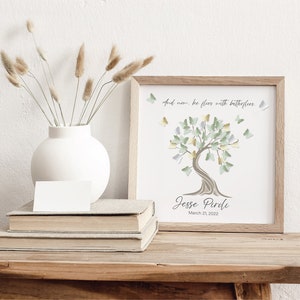 Peut inclure: Une impression encadrée avec une illustration aquarelle d'un arbre avec des papillons qui volent autour. Le texte "And now... he flies with butterflies" est au-dessus de l'arbre. Le texte "Jesse Purdie March 21, 2022" est en dessous de l'arbre.