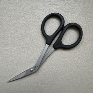 Puede incluir: Tijeras curvas de plata con mangos negros y el texto "BOHIN" y "JAPAN" en la hoja.