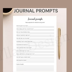 Könnte beinhalten: Eine druckbare PDF-Journalseite mit Anregungen für tägliche Reflexion und Wachstum. Die Seite enthält Fragen zu Freude, Herausforderungen, Dankbarkeit und Selbstfürsorge. Auf der rechten Seite der Seite liegt ein goldener Stift. Der Text "Journal Prompts" steht oben.
