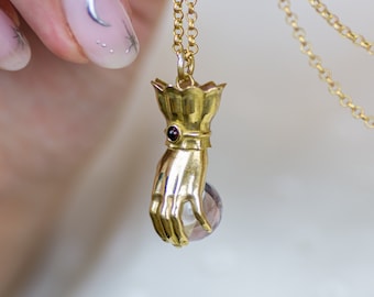 Colgante victoriano de esfera de cuarzo transparente. Amuleto de amistad de buenos augurios. Collar de latón con bola de cristal y orbe de adivinación.