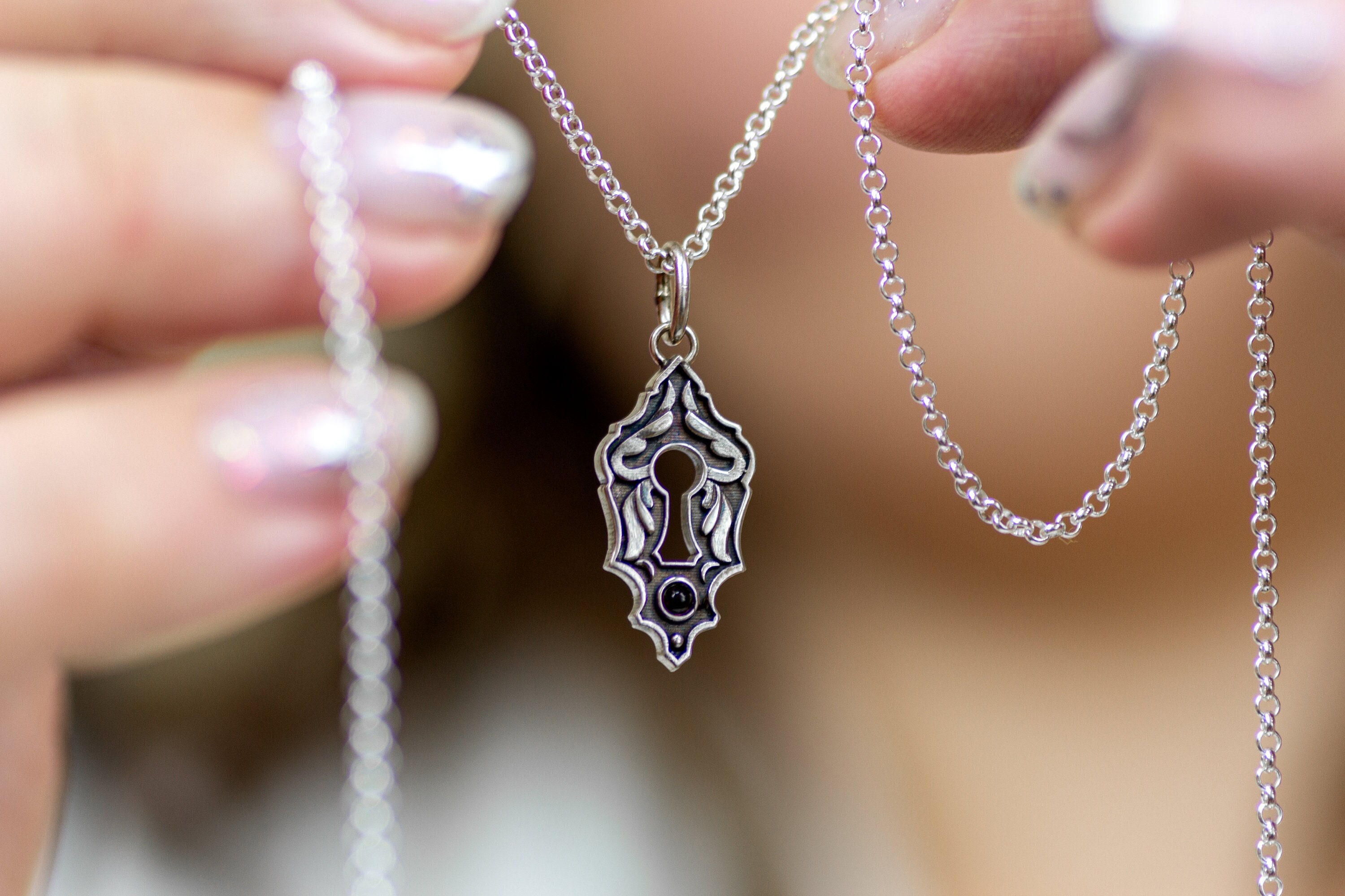 Collana con buco della serratura fatta a mano en plata esterlina. Ciondolo opale vintage stregato. Amuleto de protección decorado antiguo.