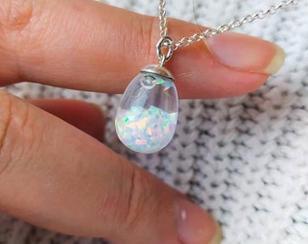 Collar con frasco de ópalo en forma de lágrima flotante, colgante de ópalo en plata de ley 925, colgante de polvo de estrellas con chips de ópalo crudo relleno hecho a mano