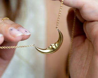 Collar de media luna de latón. Joyas de brujería hechas a mano con constelaciones celestiales. Colgante pagano wiccan con luna y cara de Weirdcore Whimsigoth