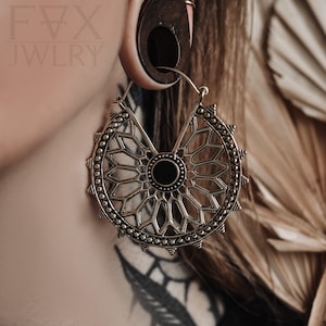 Orecchini a cerchio Mandala con conchiglia nera ܍ Coppia ܍ Ottone dorato