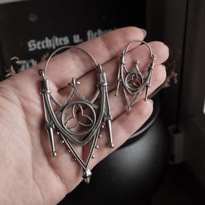 Gotische boogoorbellen | Zilver of goudkleurig | Klein & groot | Oorhangers | Kathedraalmodel | Middeleeuws paar | Gotisch ornament