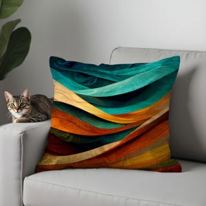 Può includere: Un cuscino quadrato con un design astratto di onde fluide e stratificate in tonalità vivaci di verde acqua, giallo oro, arancione bruciato e marrone scuro. Il tessuto presenta un motivo sfumato liscio e multicolore con linee curve.