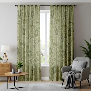 Può includere: Due tende verdi a motivi floreali appese davanti a una finestra. Le tende presentano un motivo ripetuto di fiori e foglie stilizzate in varie tonalità di verde. Le tende sono appese a un'asta nera.