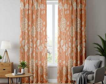 Cortinas botánicas vintage, cortinas retro ornamentadas de color crema con estampado floral y naranja quemado.