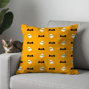 Halloween Pillow Covers and Cushion Covers with Stars, Moons, Ghosts, Spiders and Bats, Decorative Spooky Throw Pillowcases for Party