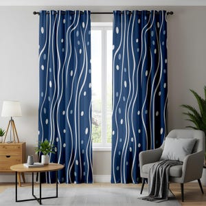 Puede incluir: Un par de cortinas azules con un patrón ondulado blanco y lunares blancos. Las cortinas están colgadas en una ventana en un salón.