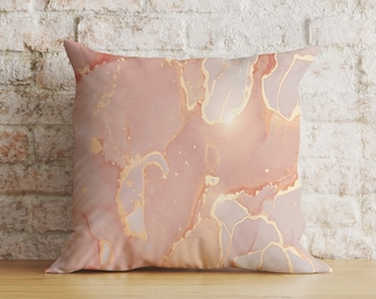 Capa de almofada em tecido macio cor blush, com detalhes abstratos em dourado, almofada decorativa estampada.
