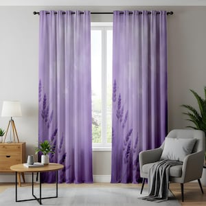 Puede incluir: Dos cortinas transparentes de piso a techo con un degradado de color púrpura y un estampado floral de lavanda. Las cortinas están colgadas en una barra oscura mediante ojales metálicos, mostrando una tela que filtra la luz suavemente.
