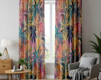 Cortinas de ventana con estampado de selva tropical y hojas de palma multicolor.