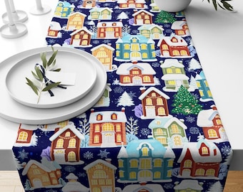 Camino de mesa de tela suave con diseño de casa nevada, estilo pueblo invernal.