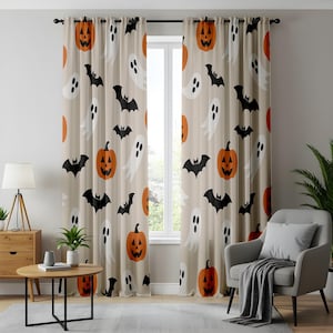 Op de afbeelding: Beige gordijnen met Halloween-thema met een herhalend patroon van oranje pompoenen, zwarte vleermuizen en witte geesten. De gordijnen hangen voor een raam en geven de kamerdecoratie een feestelijke uitstraling.