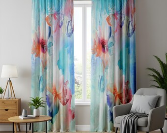 Cortinas con estampado floral en acuarela, flores en tonos pastel pintadas a mano.