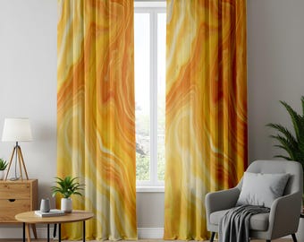 Pode incluir: Um par de cortinas do chão ao teto com um padrão de mármore vibrante em tons de amarelo dourado, laranja brilhante e creme. As cortinas estão penduradas numa vara preta com ilhós metálicos, exibindo linhas verticais fluidas e gradientes.