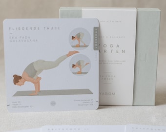 Puede incluir: Una tarjeta azul claro con un dibujo de una mujer haciendo una postura de yoga llamada "Paloma voladora". La tarjeta es parte de una baraja de yoga llamada "Jardín de yoga" e incluye el nombre alemán de la postura, "Fliegende Taube", y el nombre sánscrito, "Eka Pada Galavasana".