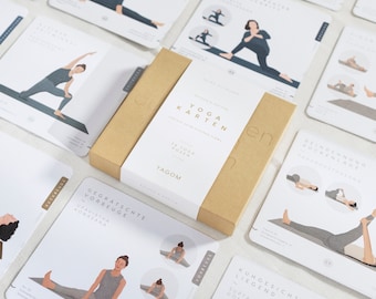 Puede incluir: Una caja de cartas de yoga con fondo marrón y texto blanco. La caja dice "Yoga Karten" y "36 Yoga Posen". Las cartas están ilustradas con diferentes posturas de yoga.
