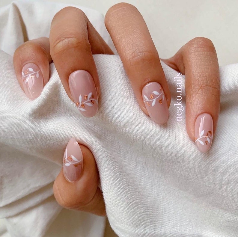 Mother of the bride's nails: stylish and elegant nail ideas