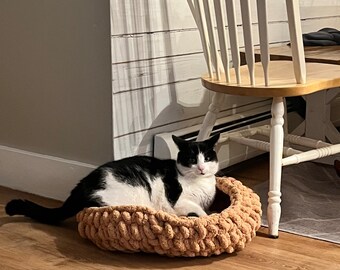 Chunky Yarn Hand-Knit Cat Bed: Soft Pet Bed