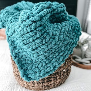 Cozy Emerald Green Arm Knit Throw Blanket - Teal Chunky Yarn Knit  Blanket - Christmas gift for her, Trendy Blanket - Homemade gift