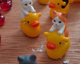 Wybór miniaturowych kaczek na wielkanocne polowanie - zabawa w chowanego lub ozdoby do domku dla lalek - kaczka w kapeluszu, okulary przeciwsłoneczne, kaczka diabełek, kot/kaczka
