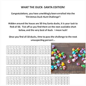 Puede incluir: Un tablero de juego con una cuadrícula de números del 1 al 50. El tablero se utiliza para hacer un seguimiento de la búsqueda de 50 pequeñas figuras de patos de Santa Claus. Los patos son coloridos y tienen diferentes diseños. El juego se llama "What the Duck - Santa Edition!"