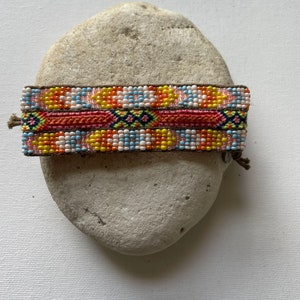 Pulseira de miçangas tecida à mão ~ pulseira com miçangas - multicolorida