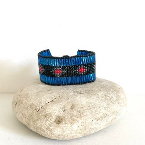 Pulseira vintage com contas de semente de vidro multicolorida com miçangas