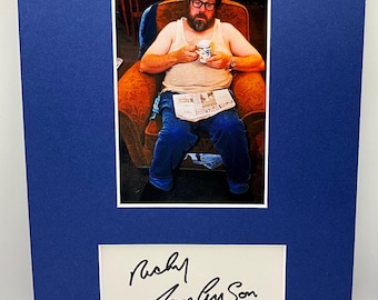 Fotografía autografiada y montada de la leyenda de la comedia televisiva Ricky Tomlinson