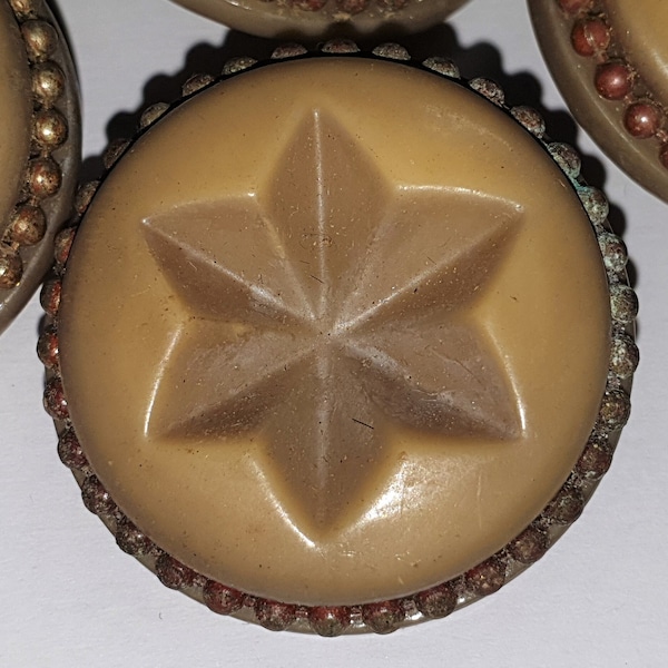 6 Bouton en caséine couleur café Art déco des années 1920 avec étoile sculptée en retrait marron. Cousu avec bord serti marron. 1 1/4 " ou 32 mm. CB336