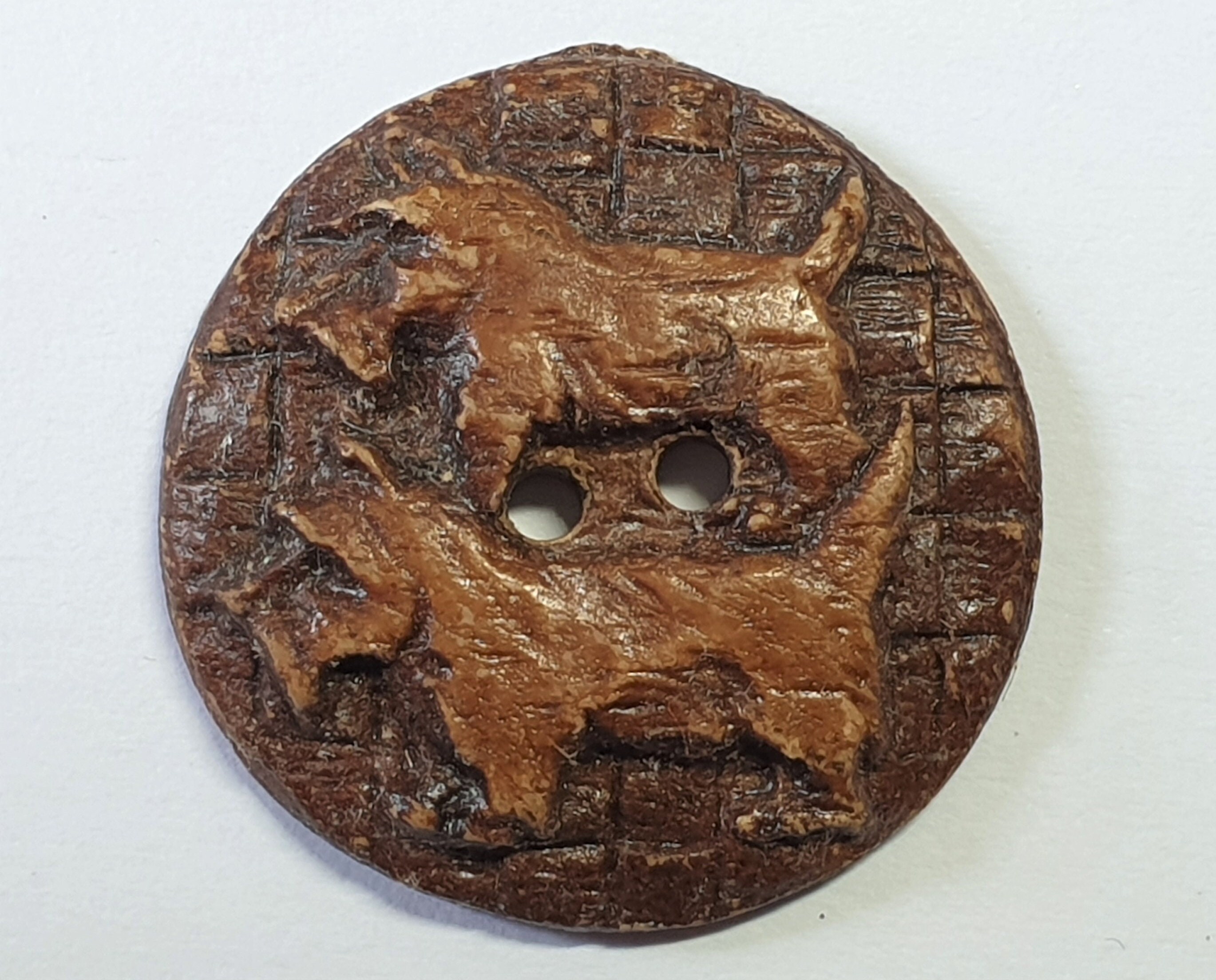 アンティークのドッグクロック 1 Burwood Button Featuring Two Carved Dogs. 2 Sewing Holes