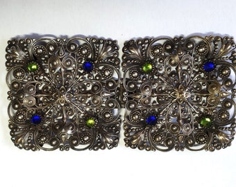 Très rare boucle française des années 1860 à 1880 en plaqué argent avec des pâtes bleues et vert olive. Accepte une ceinture de 1 13/16 po. ou 46 mm de large. Boucle 1