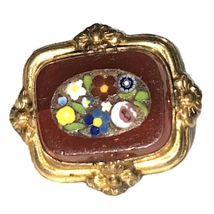 Bottone: Bottone placcato in oro del 1860, in vetro ambrato, intarsiato con un pannello in micro mosaico, molto raro. Gambo ad anello. 5/8" x 9/16". MB197