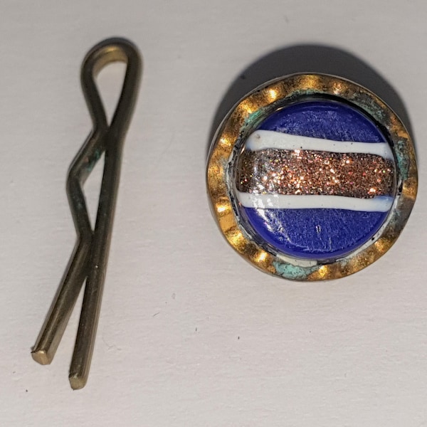 1 bouton de gilet en lapis lazuli et pierre dorée. Monture en laiton. Bouton de gilet ancien. Années 1900. Tige en boucle en laiton. 7/16 po. ou 11 mm WC26