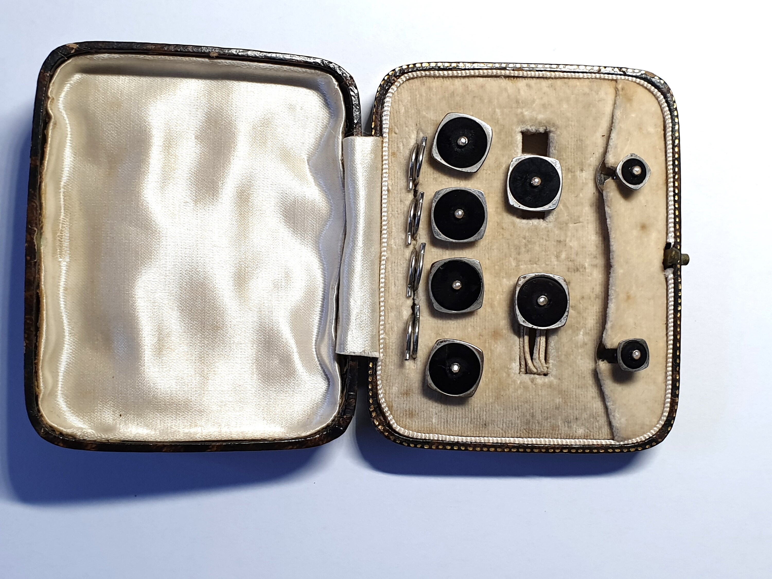 保障できる Set Box 4 Real and Onyx With Set Each Buttons Silver Square 家具