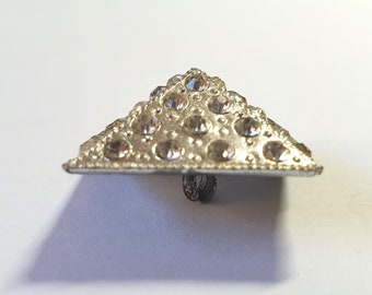 Square metal pyramid shaped button covered with white pastes on all 4 sides. Metal loop shank.  7/8&quot; or 22mm each edge.  MB321