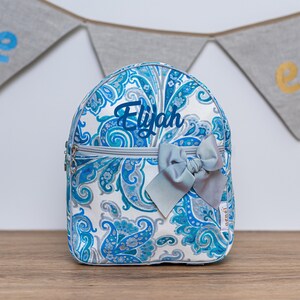 Sac à dos personnalisé pour enfants, sac à dos toodlers brodé, sac à dos de chambre d’enfant avec nom, sac à dos pour bébé, sac à dos pour enfants aux tons bleus, coloré