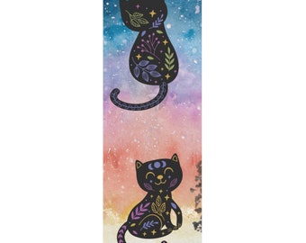 Op de afbeelding: Een yogamat met een zwart kattenontwerp. De kat is zwart omlijnd en gevuld met bloemmotieven in tinten paars, roze en geel. De achtergrond is een aquarelverloop van blauw, roze en orange.