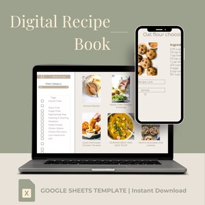 Könnte beinhalten: Ein Laptop-Computer, auf dem eine Google Sheets-Vorlage für ein digitales Rezeptbuch angezeigt wird. Die Vorlage enthält eine Liste von Mahlzeitenkategorien und Tags sowie einen Abschnitt für Rezeptlinks und Portionen. Der Laptop befindet sich auf einer grünen Oberfläche mit einem Smartphone, auf dem ein Rezept für Schokoladenkekse mit Hafermehl angezeigt wird.