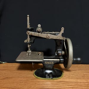 Antique Singer Child’s Hand Crank Sewing Machine 1920’s