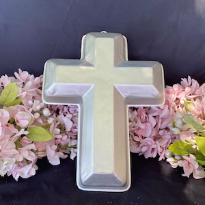 Wilton 1972 Cross Cake Pan