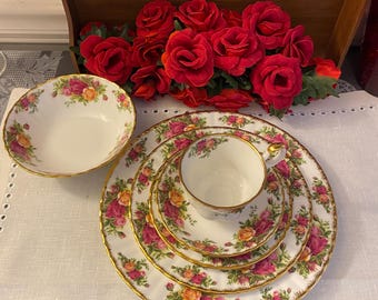 Vintage 1962 Original Backstamp Royal Albert Dinner Service for 8